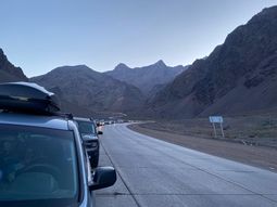 Éxodo de argentinos: demoras de hasta 10 horas para cruzar a Chile por el Paso Cristo Redentor