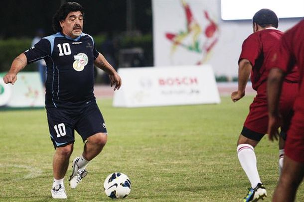 La magia de siempre: Diego metió dos golazos en un amistoso