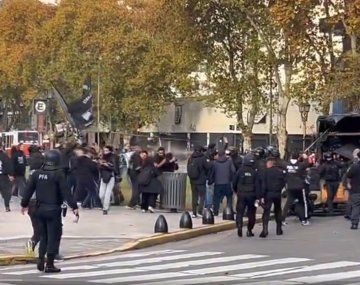 Represión en el Congreso en una protesta de trabajadores despedidos: los detalles