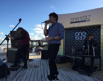 Maxi Trusso hizo bailar a todo Pinamar en el parador de Radio One
