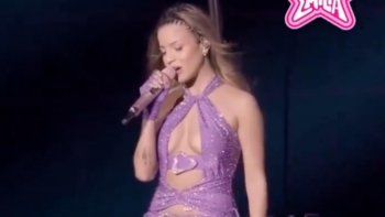 papelon de emilia mernes: vergonzosa actitud de la cantante suspendiendo un show papelon de emilia mernes: vergonzosa actitud de la cantante suspendiendo un show