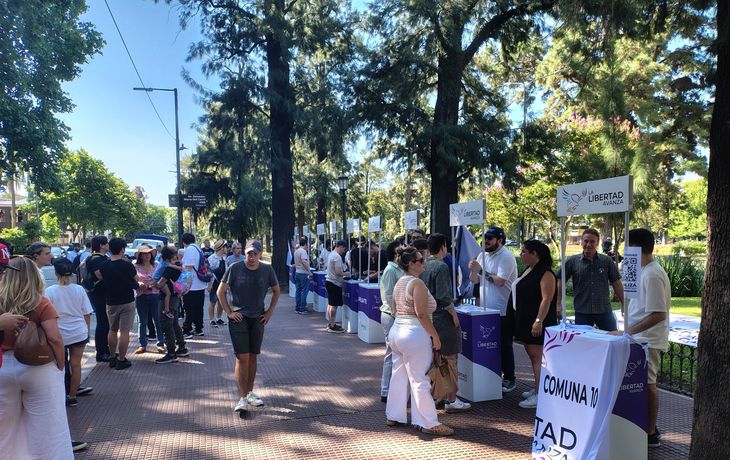 Poca gente en la afiliación a La Libertad Avanza, en simultáneo con la multitudinaria Marcha LGBT