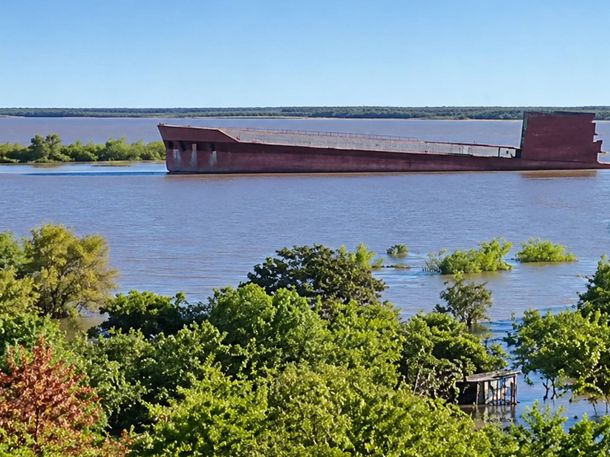 El Uros-Z permanece varado frente a los barrios Quilmes y Los Astilleros en la ciudad de Corrientes El Uros-Z permanece varado frente a los barrios Quilmes y Los Astilleros en la ciudad de Corrientes