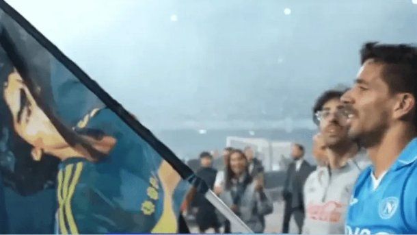 El emocionante festejo de Gio Simeone con una bandera de Diego Maradona en Boca