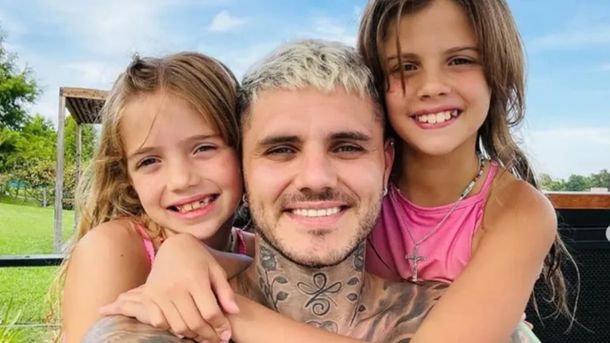 Mauro Icardi, junto a sus hijas Isabella y Francesca. Mauro Icardi, junto a sus hijas Isabella y Francesca.
