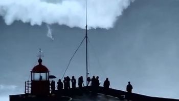 impresionante: surfeo una ola de mas de 30 metros y es record impresionante: surfeo una ola de mas de 30 metros y es record