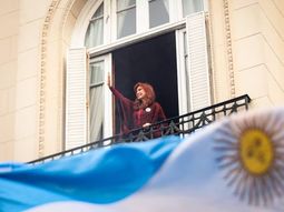 Cristina Kirchner salió al balcón de su casa por el 25 de Mayo Cristina Kirchner salió al balcón de su casa por el 25 de Mayo