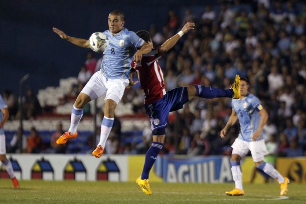 Uruguay venció a Paraguay y alcanzó a Argentina