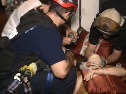 El drama de la abuela Sara: vive sola, se fracturó la cadera y quedó encerrada en su casa