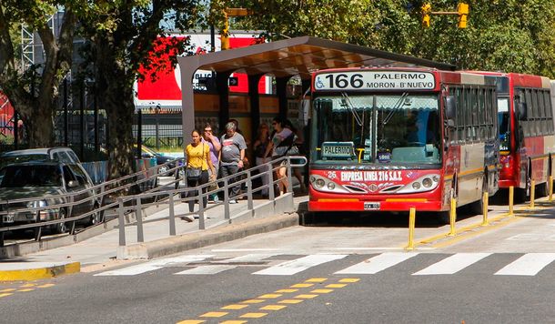 Paro en 8 líneas de colectivos: dos ladrones asaltaron a 25 pasajeros en Moreno
