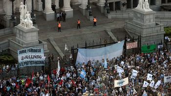 el kirchnerismo se movilizo al congreso en defensa de la ley de medios el kirchnerismo se movilizo al congreso en defensa de la ley de medios