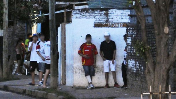 Brian Sarmiento juega con un proyectil alojado en la espalda