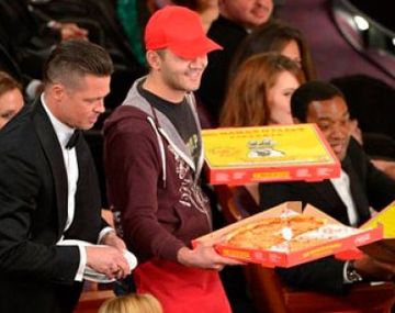 ¿Cuánto dinero recibió de propina el chico que le repartió pizza a los famosos?