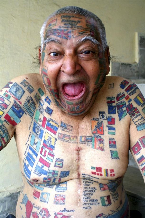 El hombre bandera tiene 500 enseñas tatuadas en el cuerpo