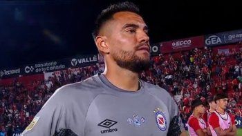 los hinchas de argentinos apuntaron contra chiquito romero tras la derrota en la final: estatua los hinchas de argentinos apuntaron contra chiquito romero tras la derrota en la final: estatua
