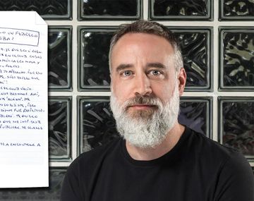 Luciano Bellelli (42) es escritor y busca a Silvina para entregarle Virgen, la segunda novela que acaba de publicar.