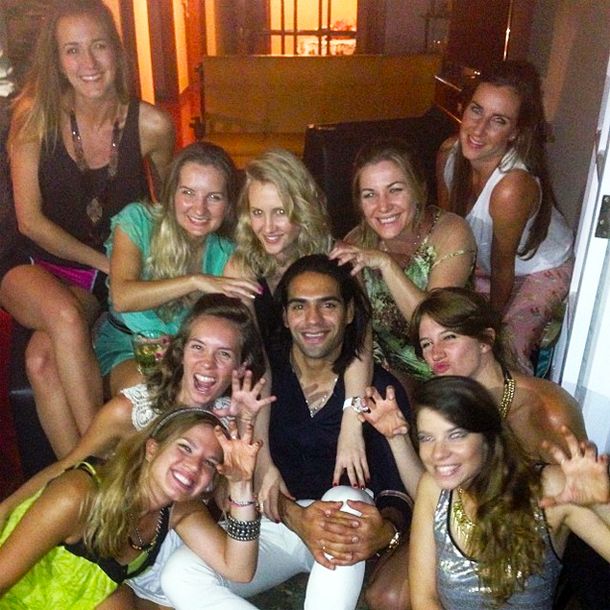 Falcao está de fiesta y rodeado de mujeres argentinas
