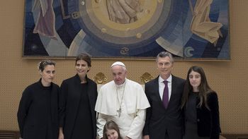 Mauricio Macri y su familia con el papa Francisco en el Vaticano. Mauricio Macri y su familia con el papa Francisco en el Vaticano.