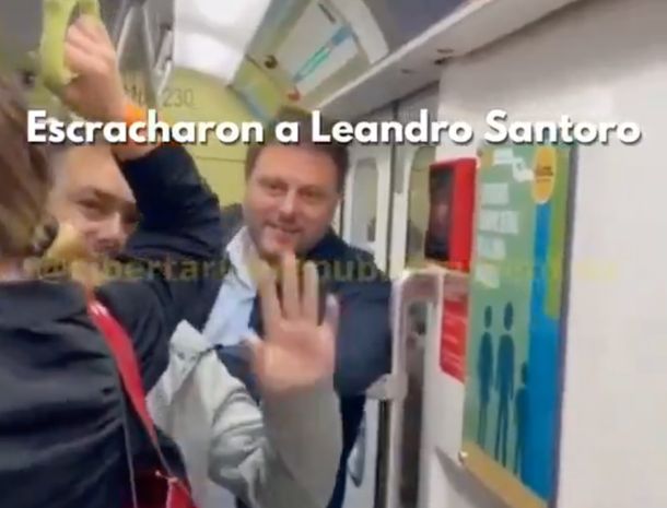 Libertario quiso escrachar a Leandro Santoro en el subte pero le salió mal