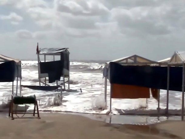 Mar del Plata: crecida hizo llegar el agua hasta las carpas