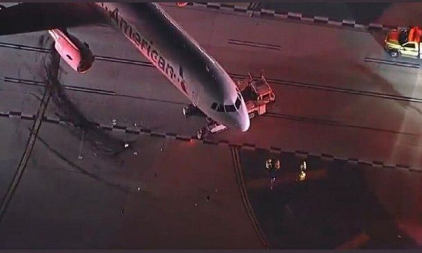 Los Ángeles: un avión chocó con un micro en el aeropuerto