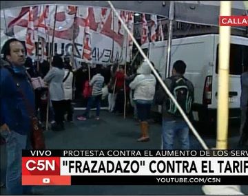 Protestan contra el aumento de los servicios con un frazadazo en el Obelisco