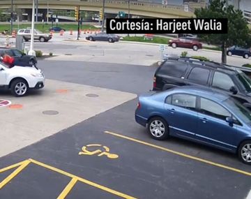 Se subió al capó del auto para que no se roben