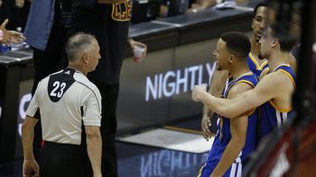 stephen curry le arrojo el protector bucal a un aficionado del rival tras ser expulsado stephen curry le arrojo el protector bucal a un aficionado del rival tras ser expulsado