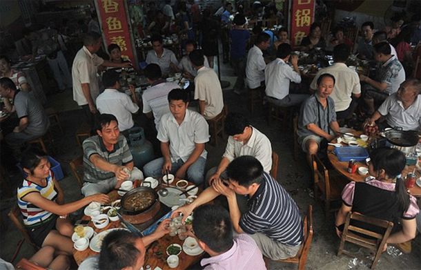 Clientes de un restaurante en China