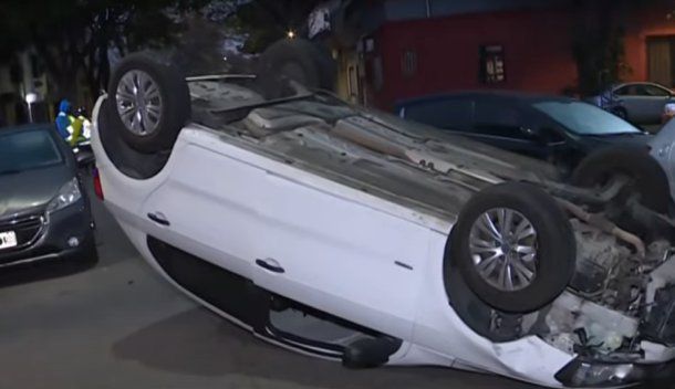 Impresionante choque y vuelco en Caballito dejó un herido