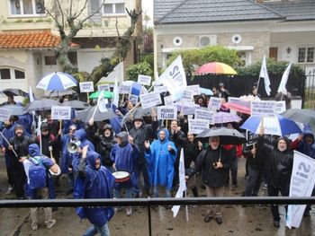Protestas por los despidos en Télam en la Quinta de Olivos - Crédito: @visionpaisarg