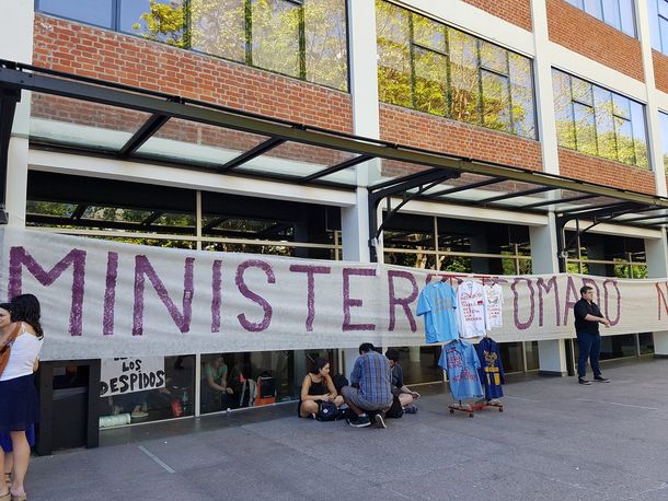 Toma del ministerio de Ciencia y Tecnología