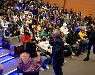 Julio Zamora acompañó a 250 alumnos y alumnas de secundarias locales que visitaron el Teatro Pepe Soriano de Benavídez