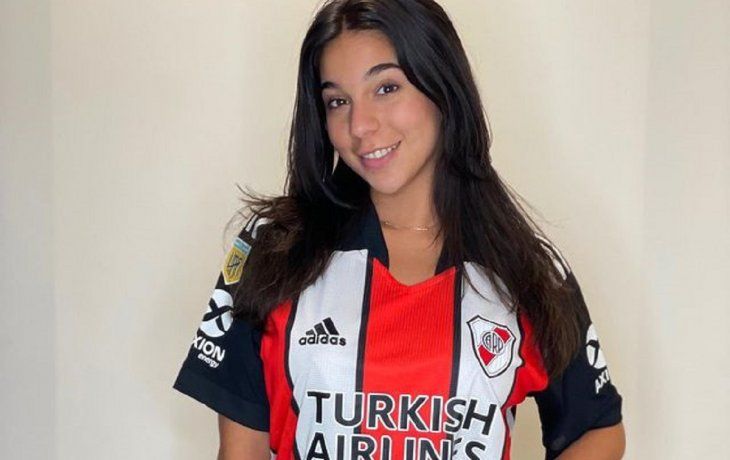 El book de fotos de Luciana Milessi en microbikini con los colores de la Selección Argentina