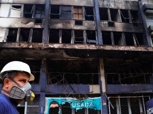 Brasil: las llamas consumieron una pensión en Porto Alegre
