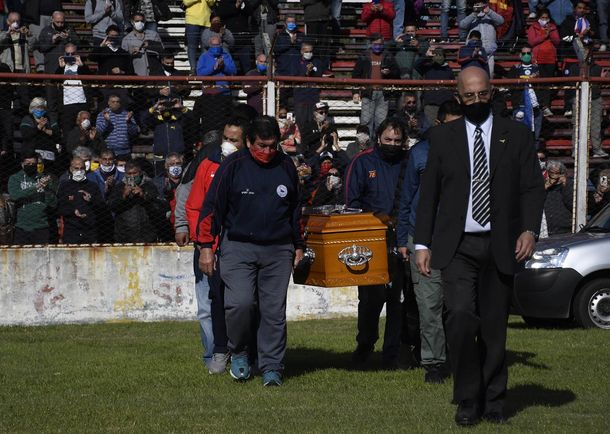 Cuarentena incumplida: piden informes a la policía por el velatorio del Trinche Carlovich