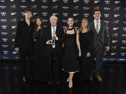 Emotivo homenaje a Enrique Macaya Márquez en los premios Martín Fierro Emotivo homenaje a Enrique Macaya Márquez en los premios Martín Fierro