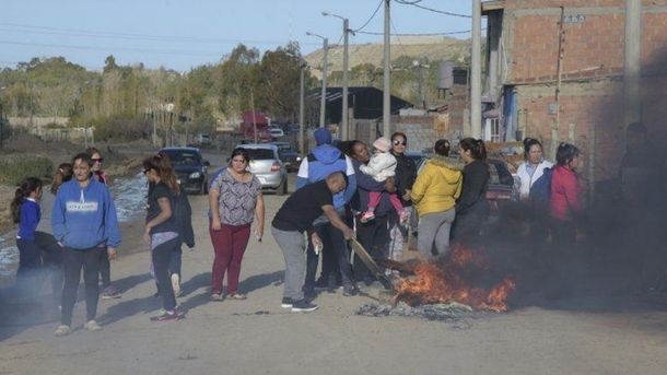 Vecinos apedrearon y prendieron fuego la casa del presunto violador. Foto: El Chubut.