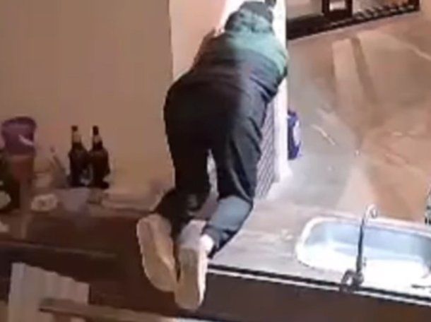 Insólito: un grupo de amigos compartía un asado, entró un ladrón a la casa y les robó el vacío