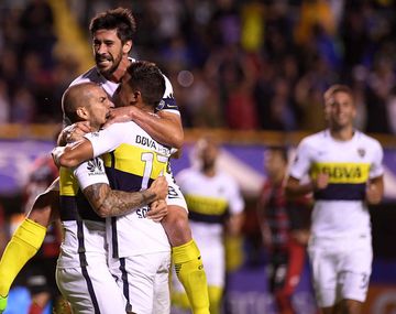 El festejo de los jugadores de Boca tras el gol de Benedetto
