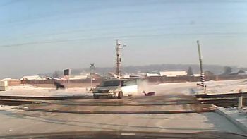 video: se tiro de un auto y casi lo atropella un tren video: se tiro de un auto y casi lo atropella un tren