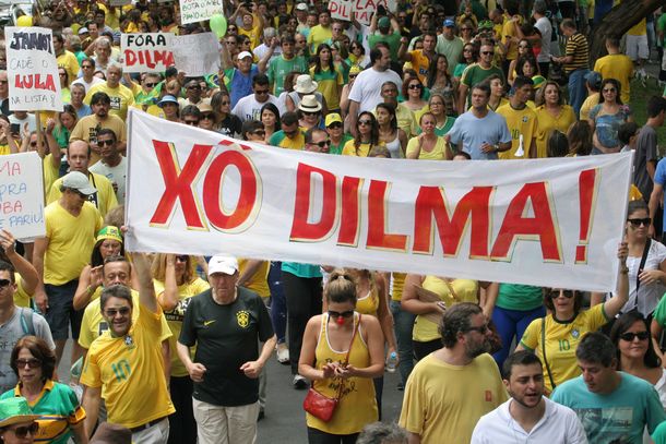 Miles de brasileños protestaron contra Rousseff en Río de Janeiro