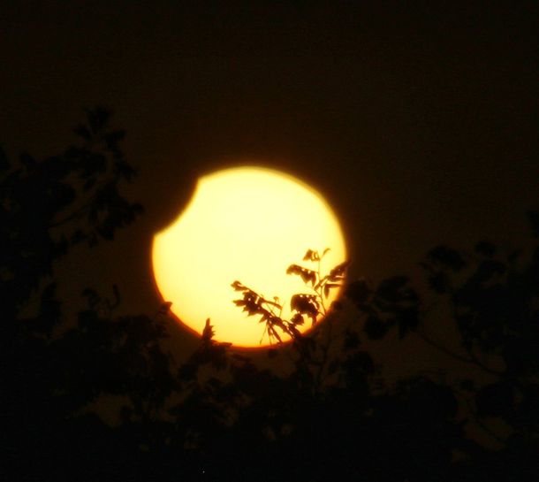 El primer eclipse solar del año se pudo ver en gran parte del país