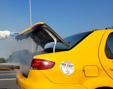 Fumigan taxis en Córdoba por el coronaviurs - Crédito: @leoguevara80