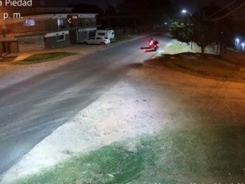 Motochorros chocaron y mataron de un tiro a un motoquero