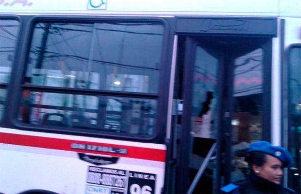 Tiroteo dentro de un colectivo deja a una chica de 17 años con muerte cerebral