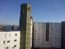 equilibrista cruzo de un edificio a otro a 40 metros de altura equilibrista cruzo de un edificio a otro a 40 metros de altura