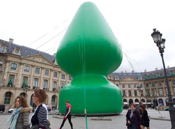 París: colocan una controvertida escultura con forma de juguete sexual