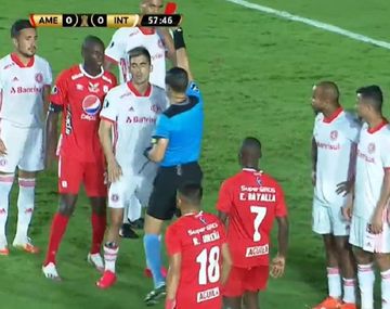 La infantil expulsión de Leandro Fernández que casi complica al Inter de Coudet