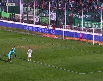 El penal que le atajaron a Benedetto en la derrota de Boca